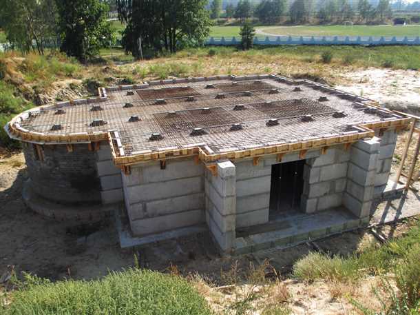 Процесс строительства плитного фундамента с цокольным этажом