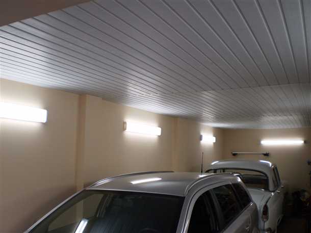 Примеры использования подвесных потолков в гараже: