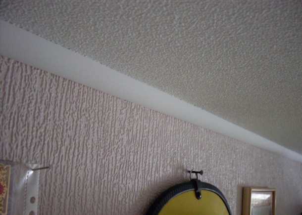 Покраска обоев на потолке Покраска обоев на потолке