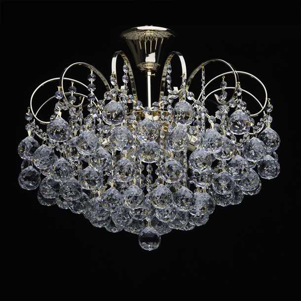 Потолочные хрустальные светильники в гостиной