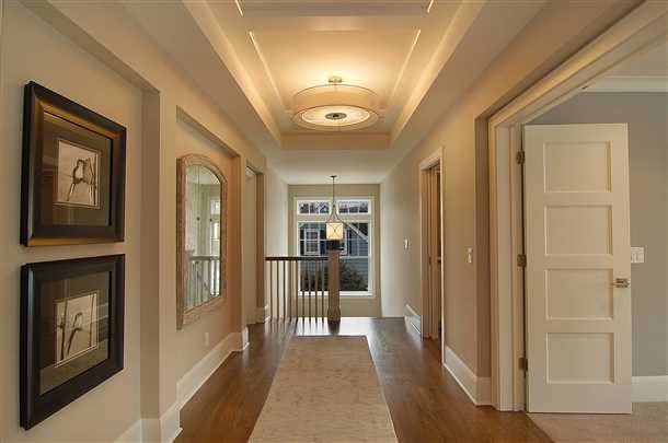 Потолок из гипсокартона в коридоре: как выбрать и установить