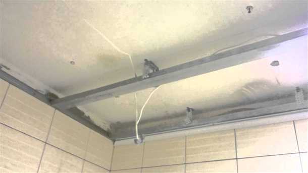 Установка каркаса для потолка из пластиковых панелей