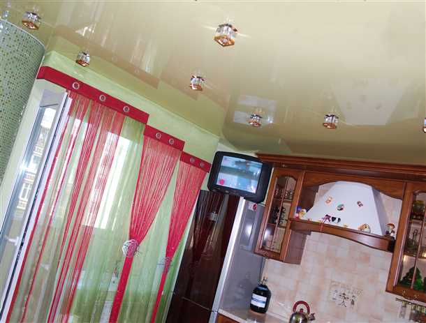 Потолок в маленькой кухне Потолок в маленькой кухне