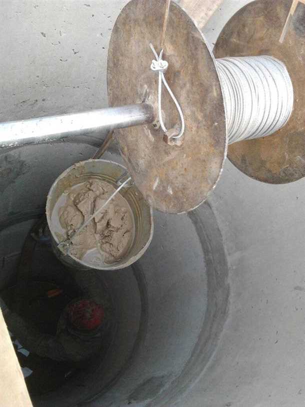 Новейшее приспособление для эффективной и безопасной очистки колодцев от загрязнений и отложений Приспособление для чистки колодцев