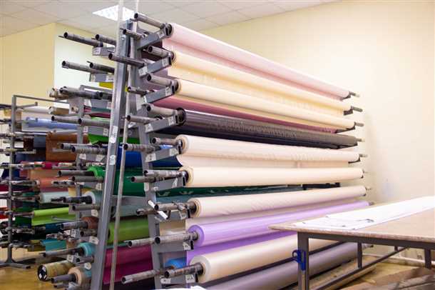 Еще одним из ведущих производителей натяжных потолков является компания 