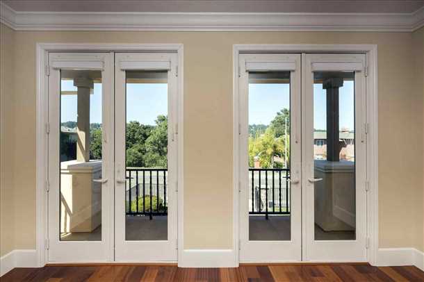 Преимущества распашных балконных дверей