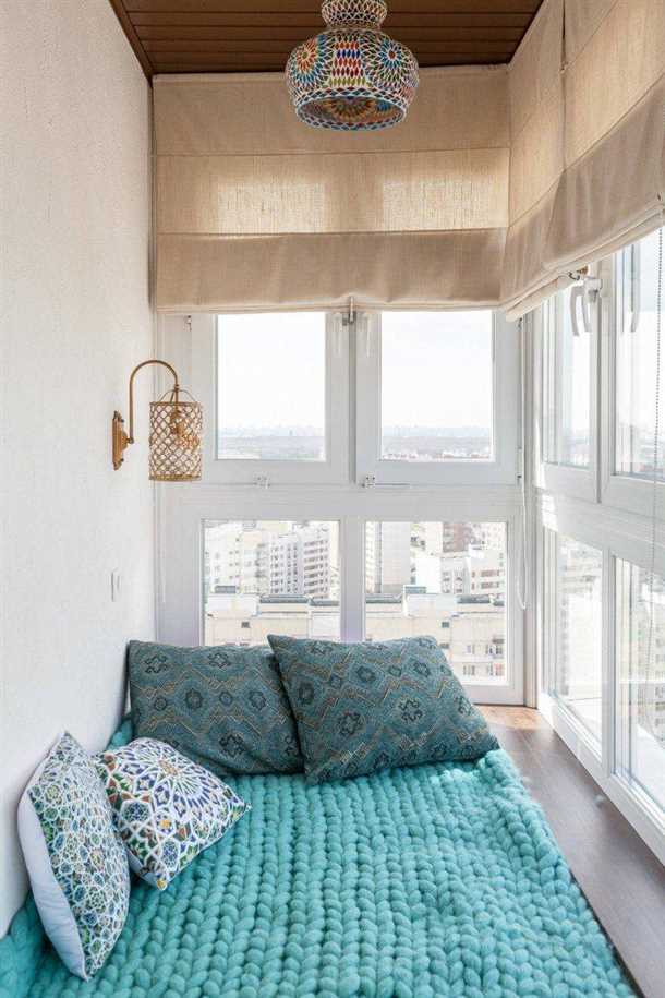 Примеры установки римских штор на балконе