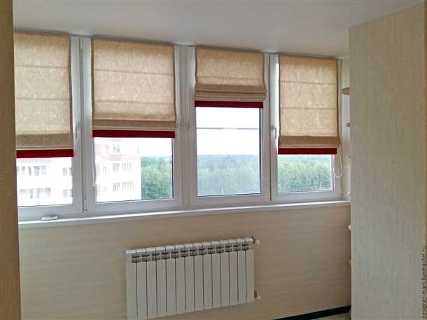 Уход и чистка римских штор на балконе