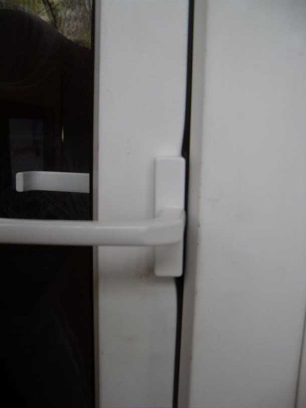 Ручка на балконную пластиковую дверь Ручка на балконную пластиковую дверь