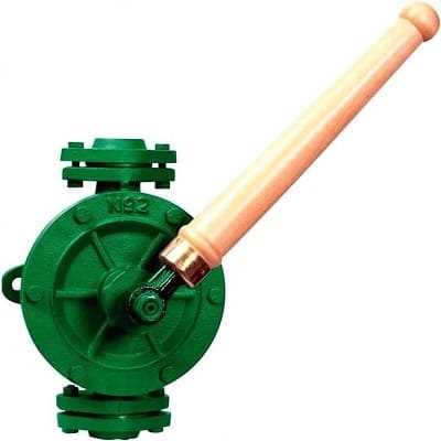 Как выбрать ручной насос для водоемов