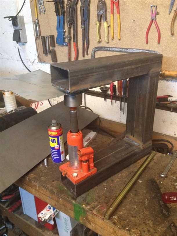 2. Подставка для инструментов из старой двери