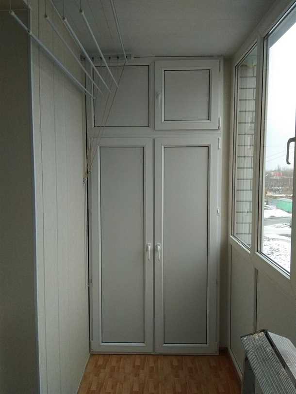 Монтаж шкафов из пластика на балкон