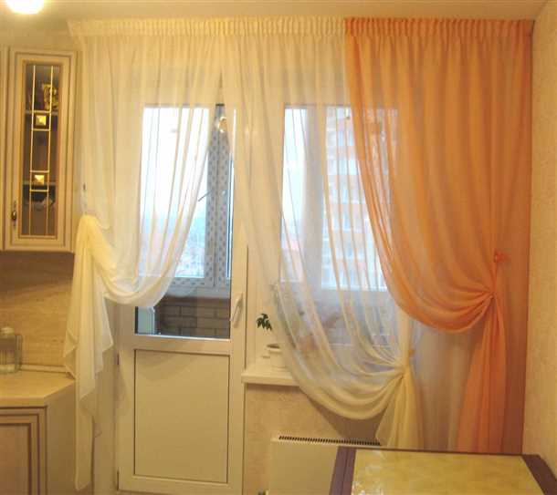 Красивые дизайнерские решения штор для кухни с балконной дверью
