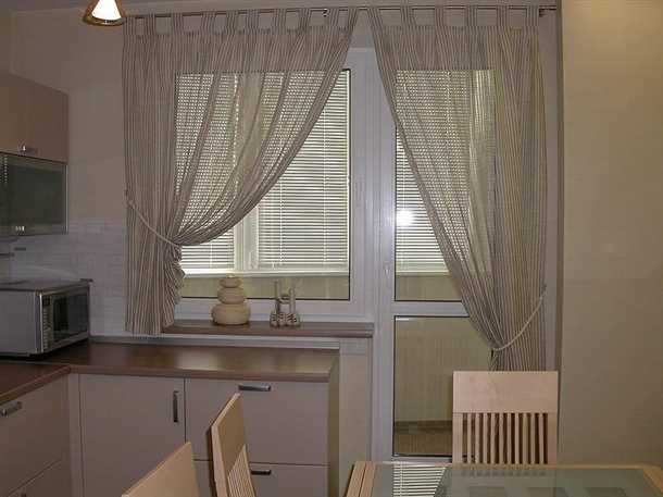 Советы по выбору механизма подъема штор для кухни с балконной дверью