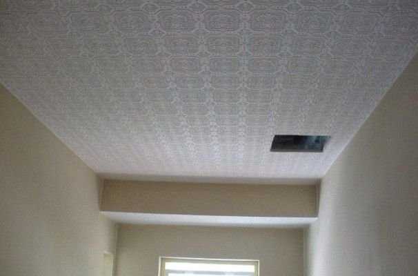 Как чистить стеклообои на потолке?