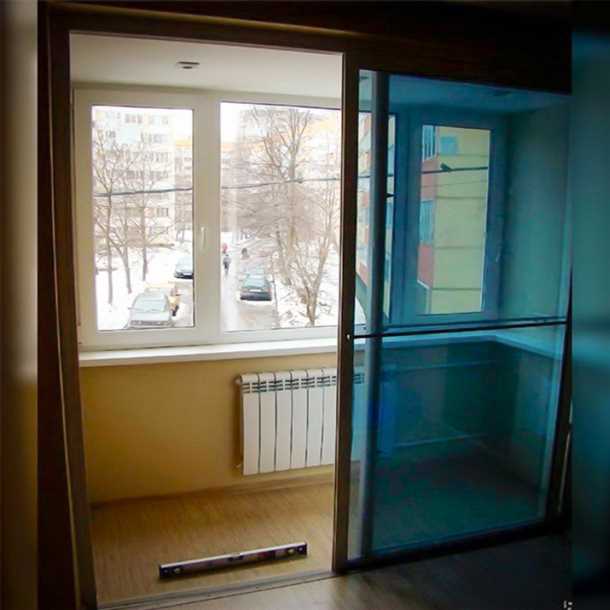 Уход и обслуживание стеклянных дверей для балконов