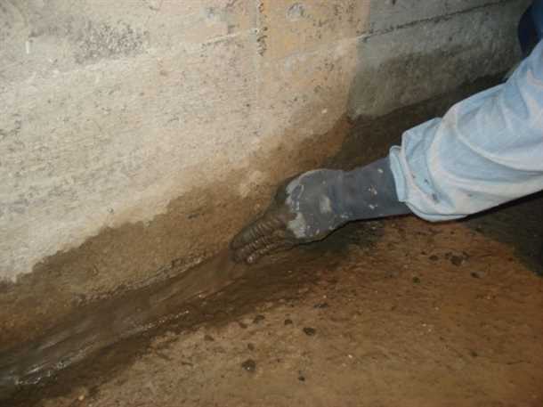 Последствия течей в подвале: