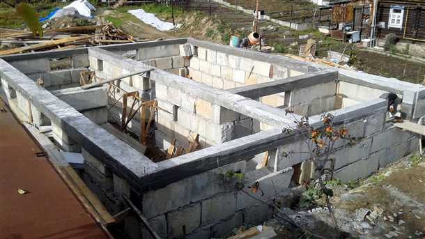 Преимущества использования блоков фбс для цокольного этажа