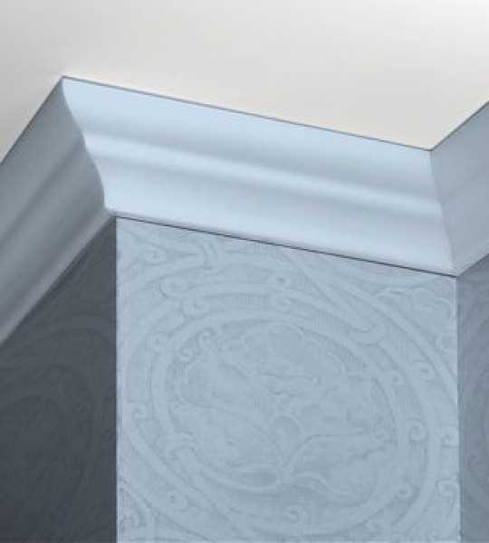 Преимущества цветного потолочного плинтуса: