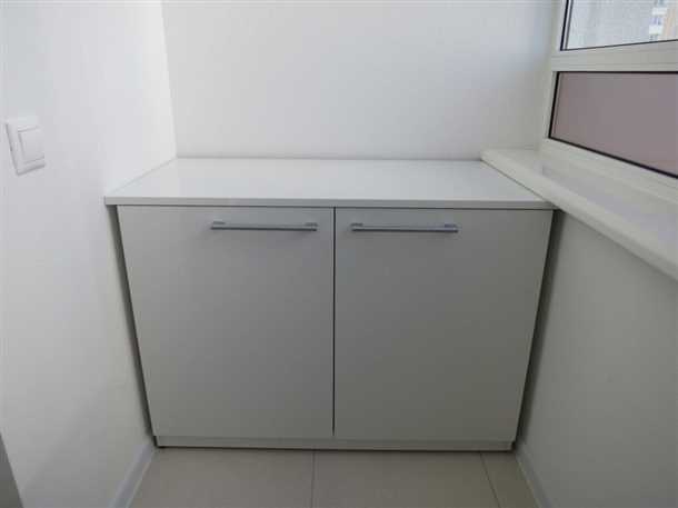 Организация пространства с тумбой на балконе