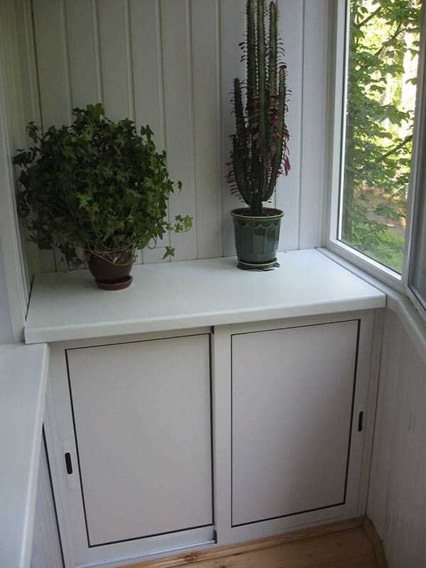 Выгоды использования тумбы на балконе