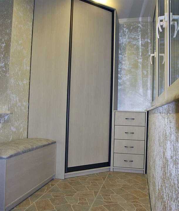 Угловой шкаф на балкон Угловой шкаф на балкон