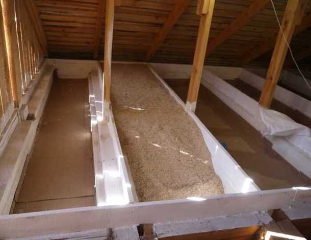 Процесс утепления потолка опилками