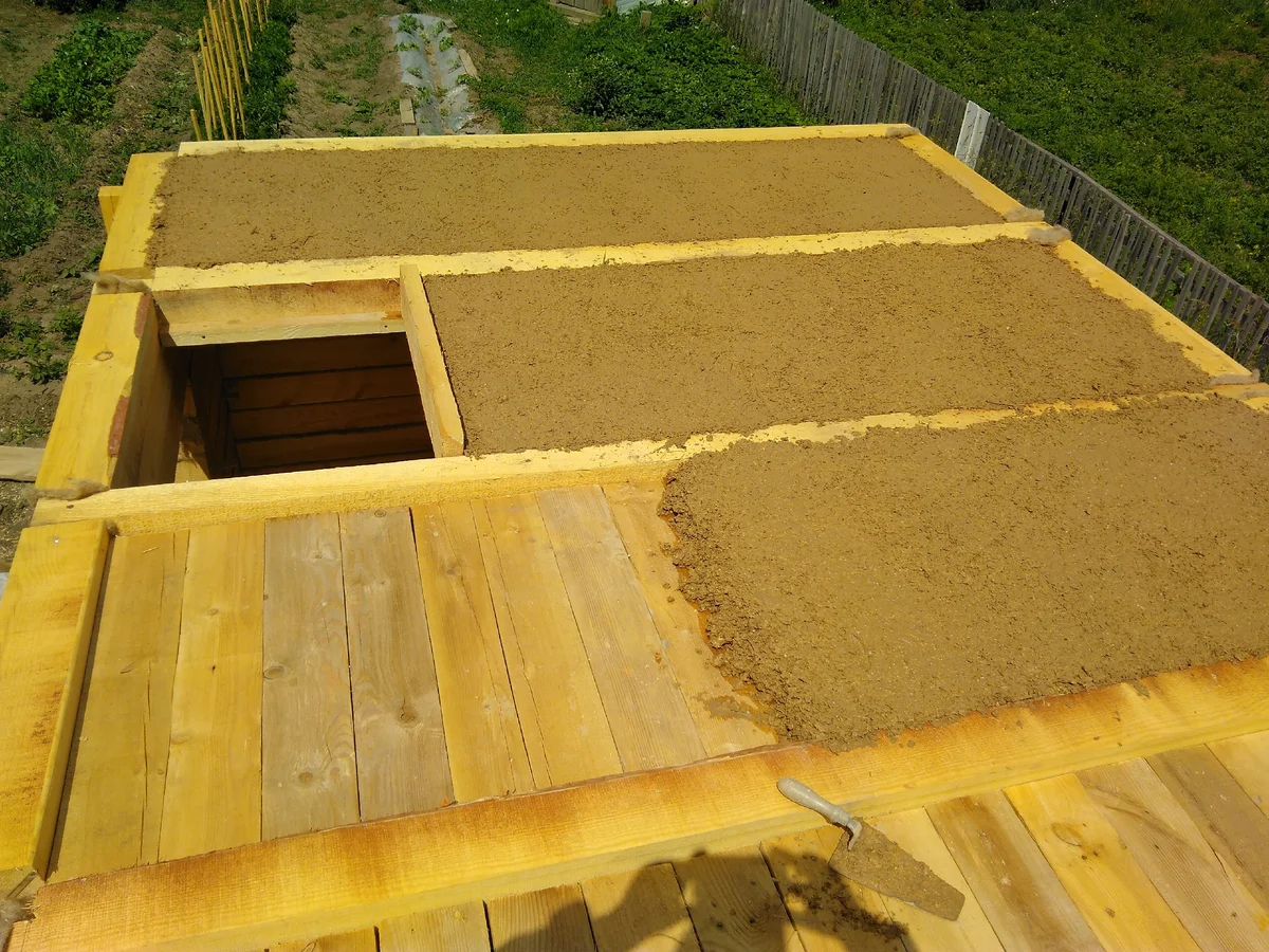 Утепление потолка опилками