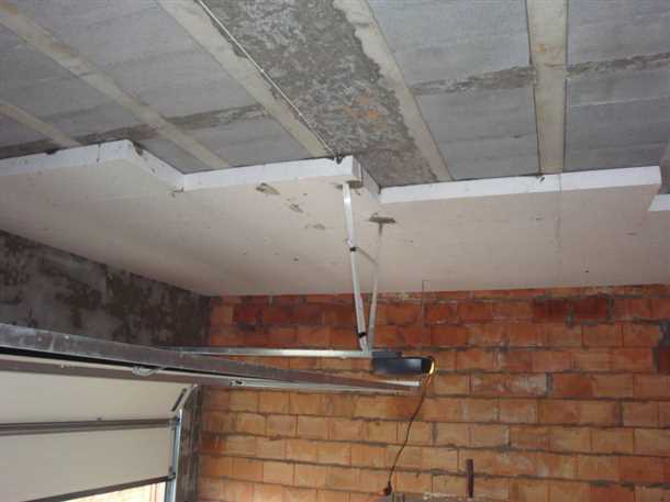 Необходимые инструменты для утепления потолка пенопластом