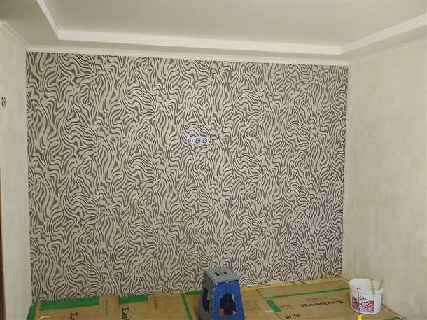 Используйте успешно комбинируя гладкие обои с шкурочной поверхностью