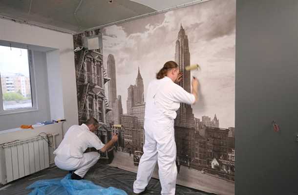 Нанесение клея на фотообои