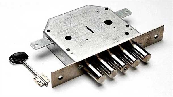 Шаг 3: Вырежьте отверстие для замка