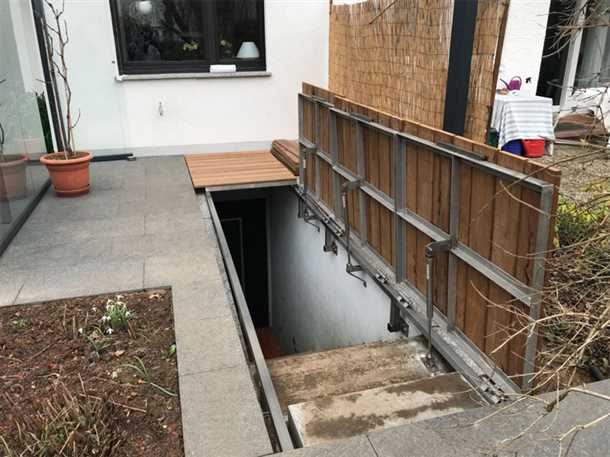 Вход на цокольный этаж Вход в цокольный этаж