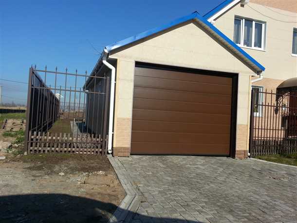 2. Металлические заборы и гаражи