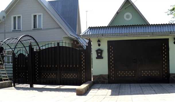 3. Кирпичные заборы и гаражи