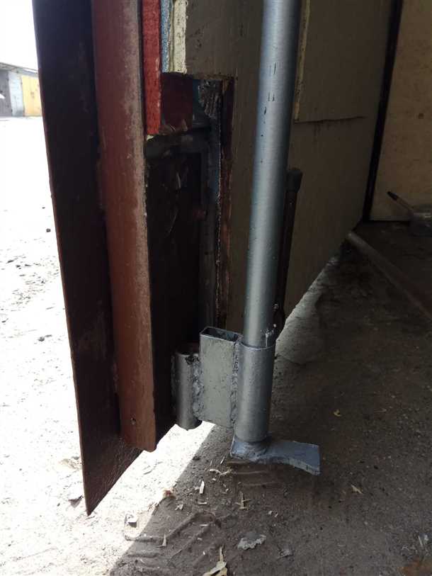 Запоры для гаражных ворот Запоры на ворота гаражные