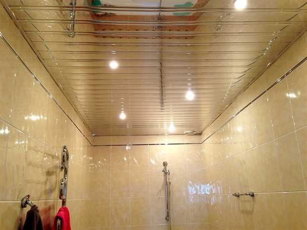 Зеркальный потолок для ванной комнаты