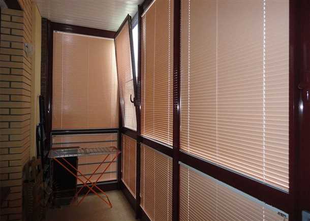 Декоративные возможности жалюзи на балконе